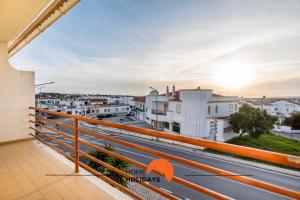 balcón con vistas a la ciudad en #123 Kid Friendly with pool and Garden In Galé, en Albufeira