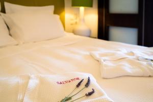 Postel nebo postele na pokoji v ubytování Salvator Villas & Spa Hotel