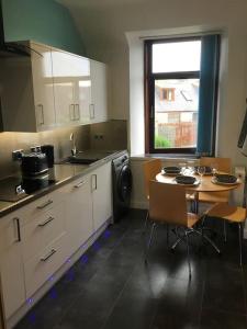 cocina con mesa, mesa y sillas en Bonnie Bide Huntly Aberdeenshire, en Huntly