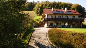 una casa con pannelli solari sul lato di una strada di Cudne Manowce a Wisła