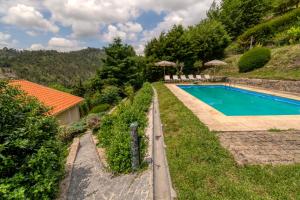 una imagen de una piscina en un jardín en Bella Casa, en Vieira do Minho