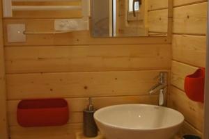 希維雷爾的住宿－Le Pont Rouge Roulotte，一间带水槽和镜子的浴室