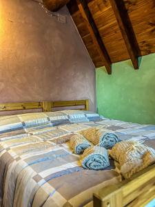 een bed met dekens en kussens erop bij CasaGiulia in Sillano