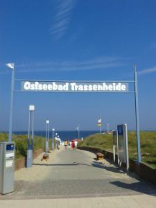a sign that reads oskefledegaardedtenheastheastheastheastheastheast at Hotel Kaliebe in Trassenheide
