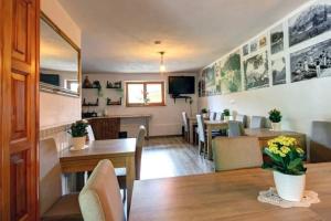 a dining room with a table and some chairs at Wynajem pokoi Natalia in Sromowce Niżne