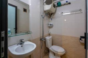 uma casa de banho com um lavatório, um WC e um espelho. em Holly's Fika Studio-Projector-Balcony-Old Quarters em Hanói