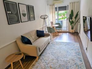 uma sala de estar com um sofá e uma mesa em Hostal Alogar em Barcelona