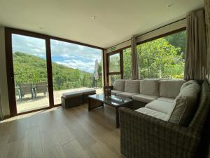 uma sala de estar com um sofá e uma mesa em Las Terrazas de Chilla em Candeleda