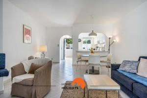 sala de estar con sofá y mesa en #122 Fully Equiped with Pools, Golf Course, Garden, en Albufeira