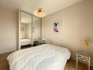 เตียงในห้องที่ Appartement Cucq-Stella Plage, 3 pièces, 6 personnes - FR-1-236-145