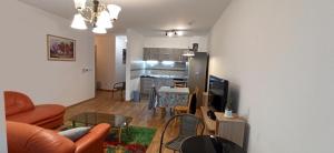 een woonkamer met een bank en een tafel bij Aurora in Subotica
