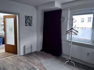 a room with a hallway with a door and a window at Ferienwohnung am MeetingPoint in Weilmünster