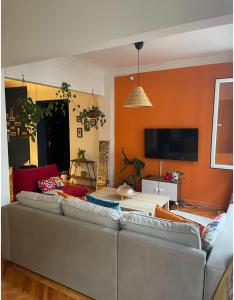 Il comprend un salon doté d'un canapé et d'une télévision à écran plat. dans l'établissement Huzurlu ve merkezi, à Istanbul