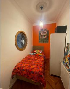- une chambre dotée d'un lit avec un mur orange dans l'établissement Huzurlu ve merkezi, à Istanbul