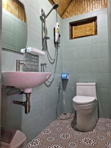 a bathroom with a sink and a toilet at คูณ-เนื่อง ฟาร์ม สเตย์ หัวหิน Koon & Nueang Farm Stay Hua Hin in Ban Bo Fai