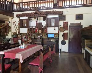 a dining room with a table and chairs and a kitchen at Mountain View Hotel Complex in Yabulkovets
