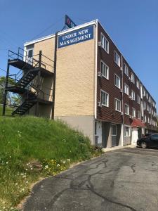 un edificio con una señal que se lee bajo nueva dirección en Seasons Inn Halifax, en Halifax