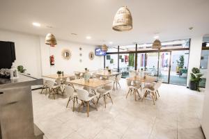 un restaurante con mesas y sillas en una habitación en Servatur Castillo de Sol en Puerto Rico