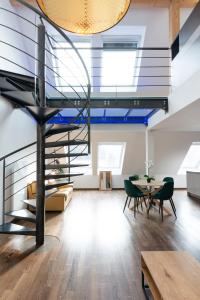 una sala de estar con una escalera de caracol en un loft en Le Loft Du Gibet en Montigny-lès-Metz