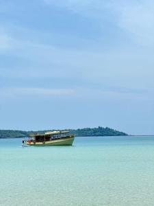 łódź siedząca na środku wody w obiekcie Seacret KohKood เกาะกูด w mieście Ban Lak Uan