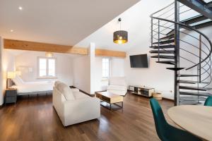 sala de estar con escalera y dormitorio en Le Loft Du Gibet en Montigny-lès-Metz