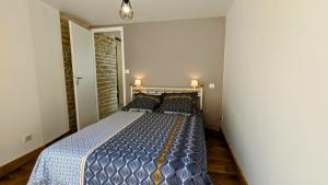 FusseyにあるLe Cocon des Hautes-Côtesのベッドルーム1室(大型ベッド1台付)