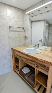 uma casa de banho com um lavatório e um espelho em Le Cocon des Hautes-Côtes em Fussey
