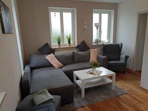 a living room with a couch and a table at Ferienwohnung NatuRaum in Gräfenberg