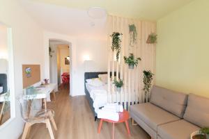 Een zitgedeelte bij DWELLSTAY - Apartment mit eigenem Eingang I 30qm I zentrale Lage I Bad I Küche I Terrasse I TV