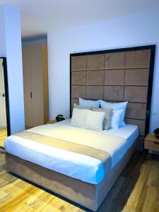 una camera con un grande letto con una parete blu di Atmosphere by the Sea a Eforie Nord
