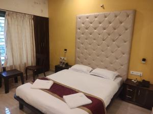 Katil atau katil-katil dalam bilik di Hotel Deepak Executive, Ganpatipule