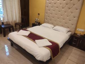 Katil atau katil-katil dalam bilik di Hotel Deepak Executive, Ganpatipule