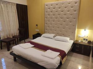 Katil atau katil-katil dalam bilik di Hotel Deepak Executive, Ganpatipule