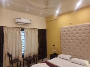 Katil atau katil-katil dalam bilik di Hotel Deepak Executive, Ganpatipule