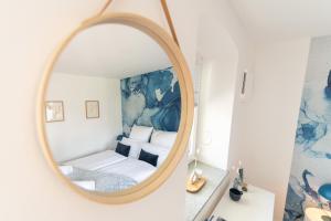 Et badeværelse på DWELLSTAY - Apartment mit eigenem Eingang I 30qm I zentrale Lage I Bad I Küche I Terrasse I TV