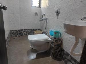 Bilik mandi di Hotel Deepak Executive, Ganpatipule