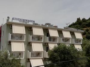 The building in which az apartmanhoteleket is located