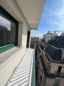 een uitzicht vanaf het balkon van een gebouw bij Superbe appartement entièrement rénové in Parijs