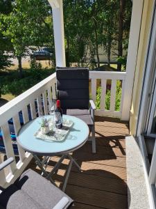 einen Tisch und einen Stuhl auf einer Veranda in der Unterkunft Ferienwohnung T24 in Graal-Müritz
