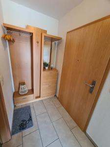 Zimmer mit Holztür und Fliesenboden in der Unterkunft Ferienwohnung T24 in Graal-Müritz