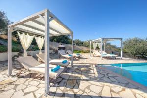 The swimming pool at or close to Red Queen
