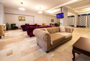 A television and/or entertainment centre at Türkler Suite Hotel