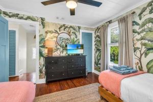 1 dormitorio con cama y vestidor con TV en Tropical Estate w/ Guesthouse & Pool. Sleeps 8!, en West Palm Beach 51 fotos más