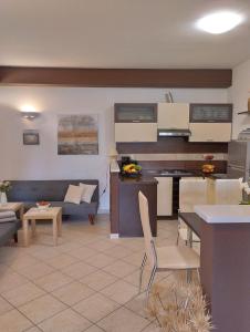 Virtuvė arba virtuvėlė apgyvendinimo įstaigoje Apartments Laura - cozy and affordable