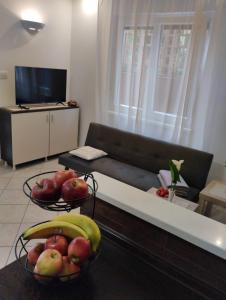 TV a/nebo společenská místnost v ubytování Apartments Laura - cozy and affordable