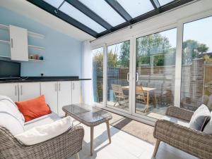 Ruang duduk di 2 Walled Garden Cottages, West Wittering