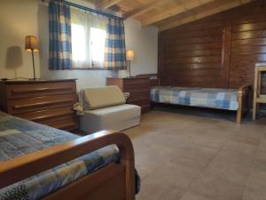 um quarto com 2 camas, uma cadeira e uma janela em Kalliopi's House em Aroyí
