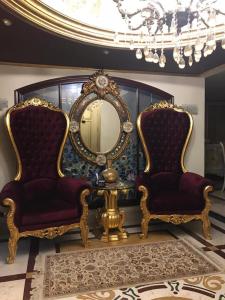 dwa krzesła i lustro w pokoju w obiekcie شقة فخمة علي كورنيش النيل - المعادي w Kairze