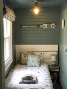 łóżko w pokoju z zielonymi paskami w obiekcie The Cornish Peak by StayStaycations w mieście Camelford