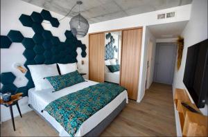 Un dormitorio con una cama con una pared azul y blanca en VILLA ALBA ROSULA en Ajaccio